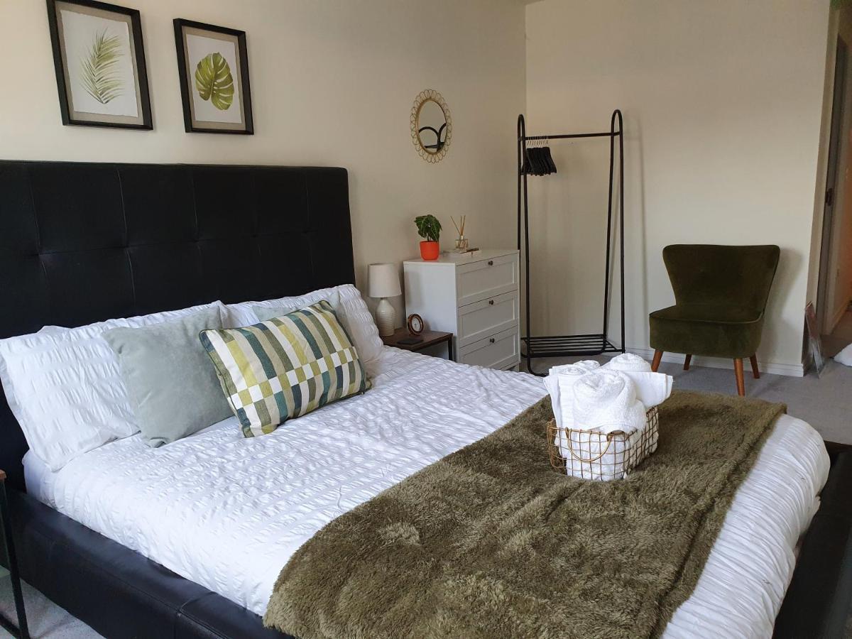 Apartment Spacious, Bright Flat Near Town Centre, Parking
