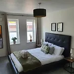 Spacious, Bright Flat Near Town Centre, Parking