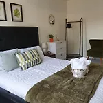 Spacious, Bright Flat Near Town Centre, Parking