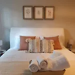 Spacious, Bright Flat Near Town Centre, Parking