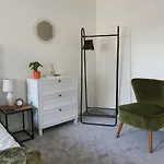 Spacious, Bright Flat Near Town Centre, Parking