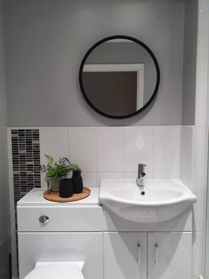 Spacious, Bright Flat Near Town Centre, Parking