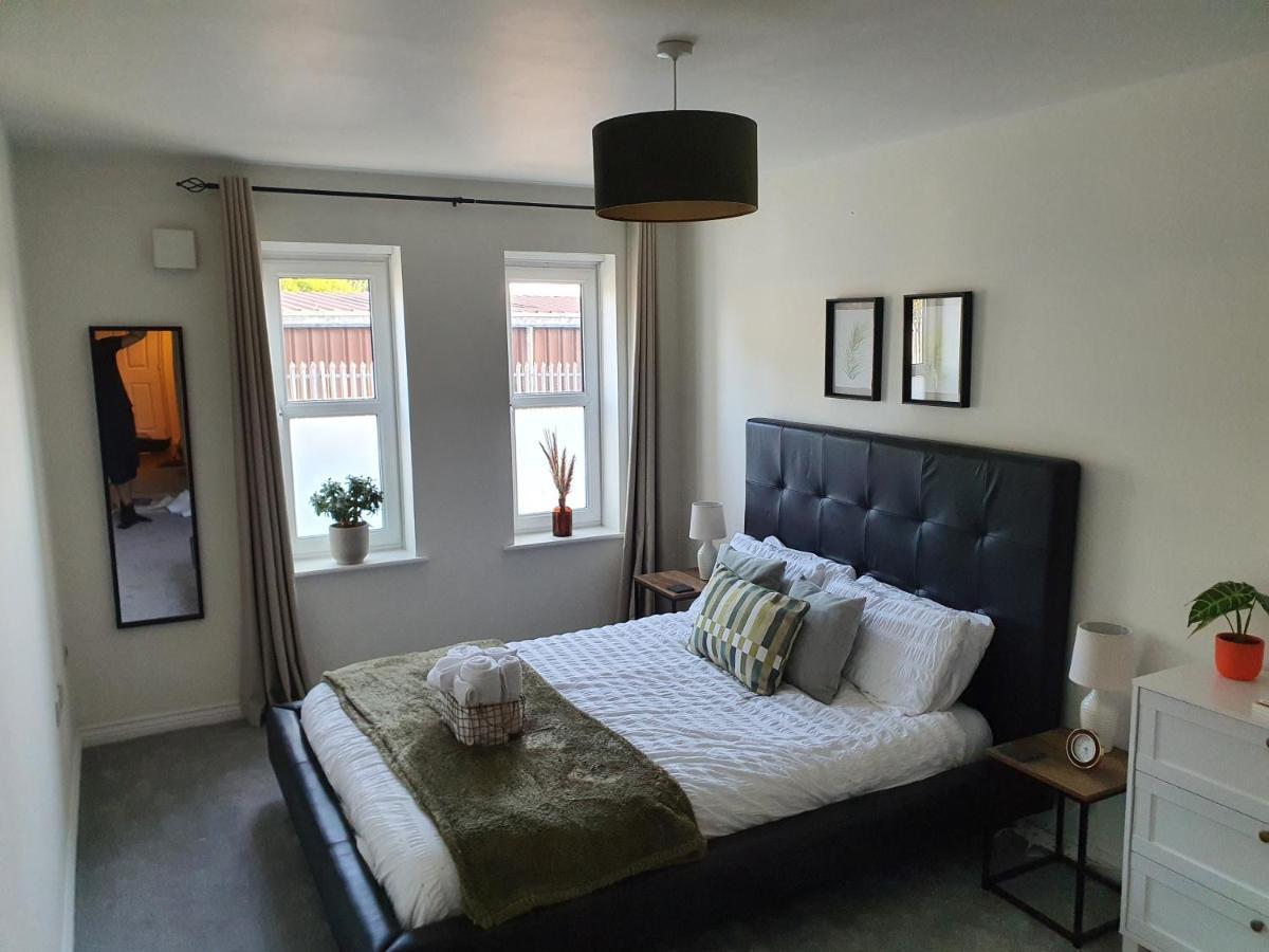Apartment Spacious, Bright Flat Near Town Centre, Parking *