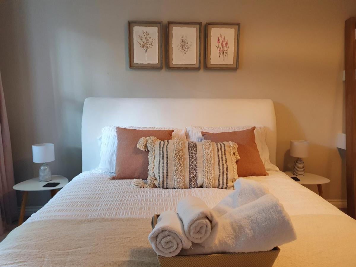 Spacious, Bright Flat Near Town Centre, Parking Apartment