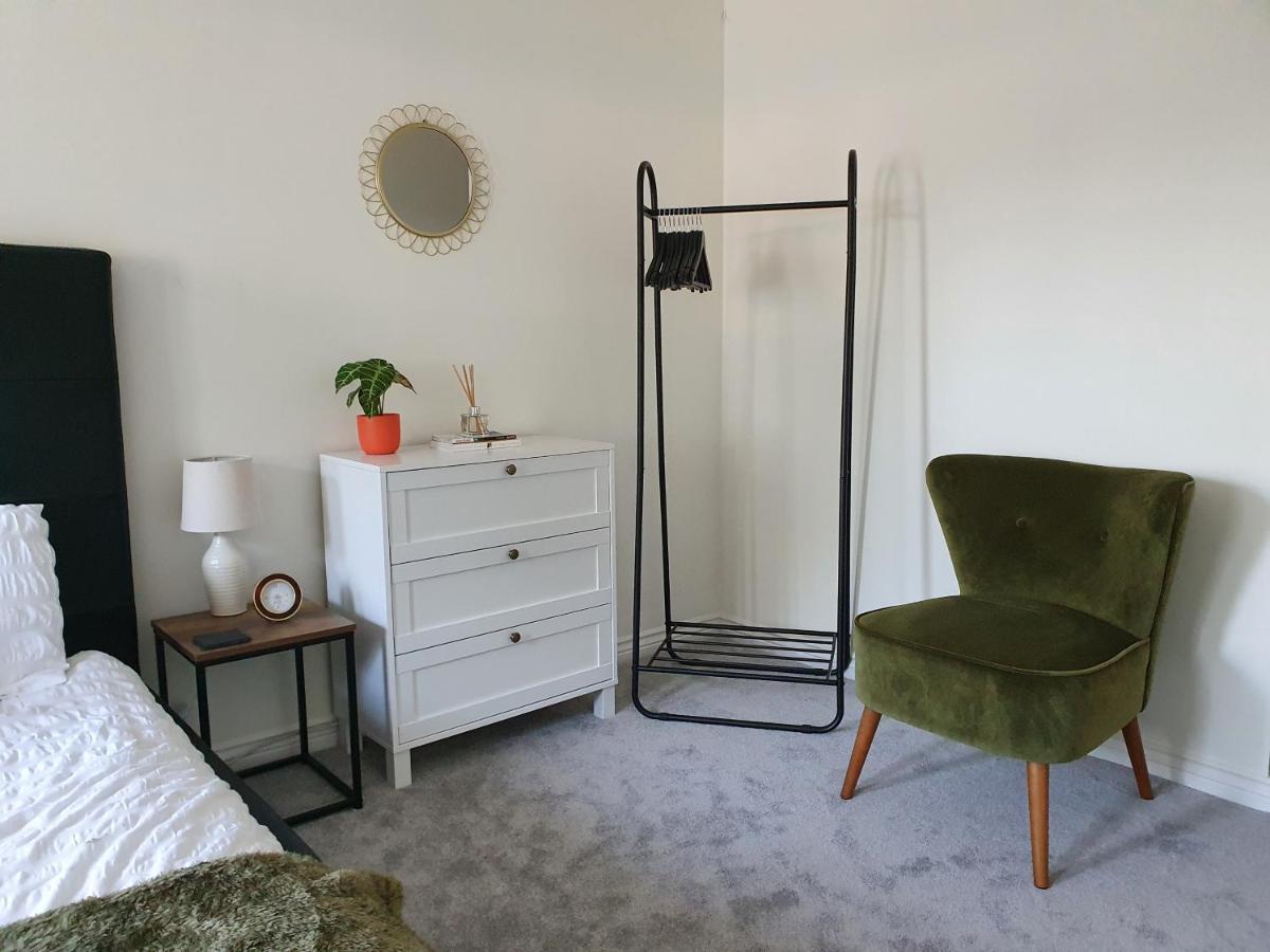 Spacious, Bright Flat Near Town Centre, Parking Apartment *