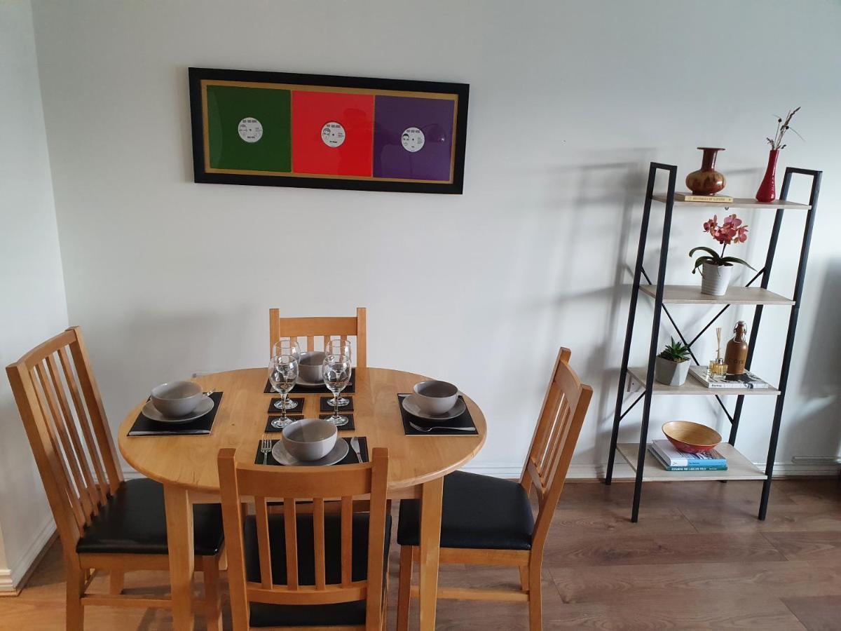 Spacious, Bright Flat Near Town Centre, Parking
