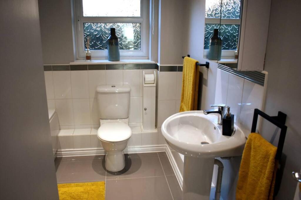 Spacious, Bright Flat Near Town Centre, Parking *